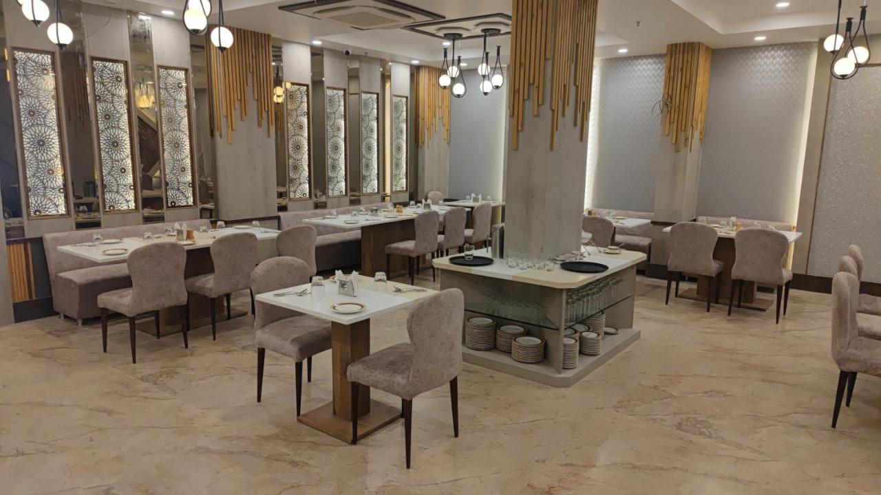 Prime Land Hotel Varanasi Eksteriør billede
